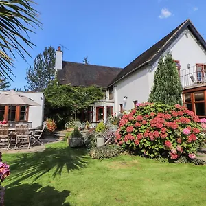 Mickle Trafford Manor Holiday home